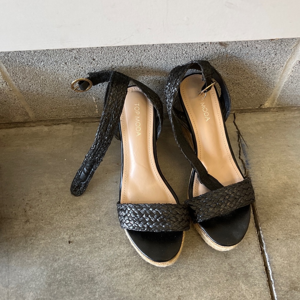 Black wedges